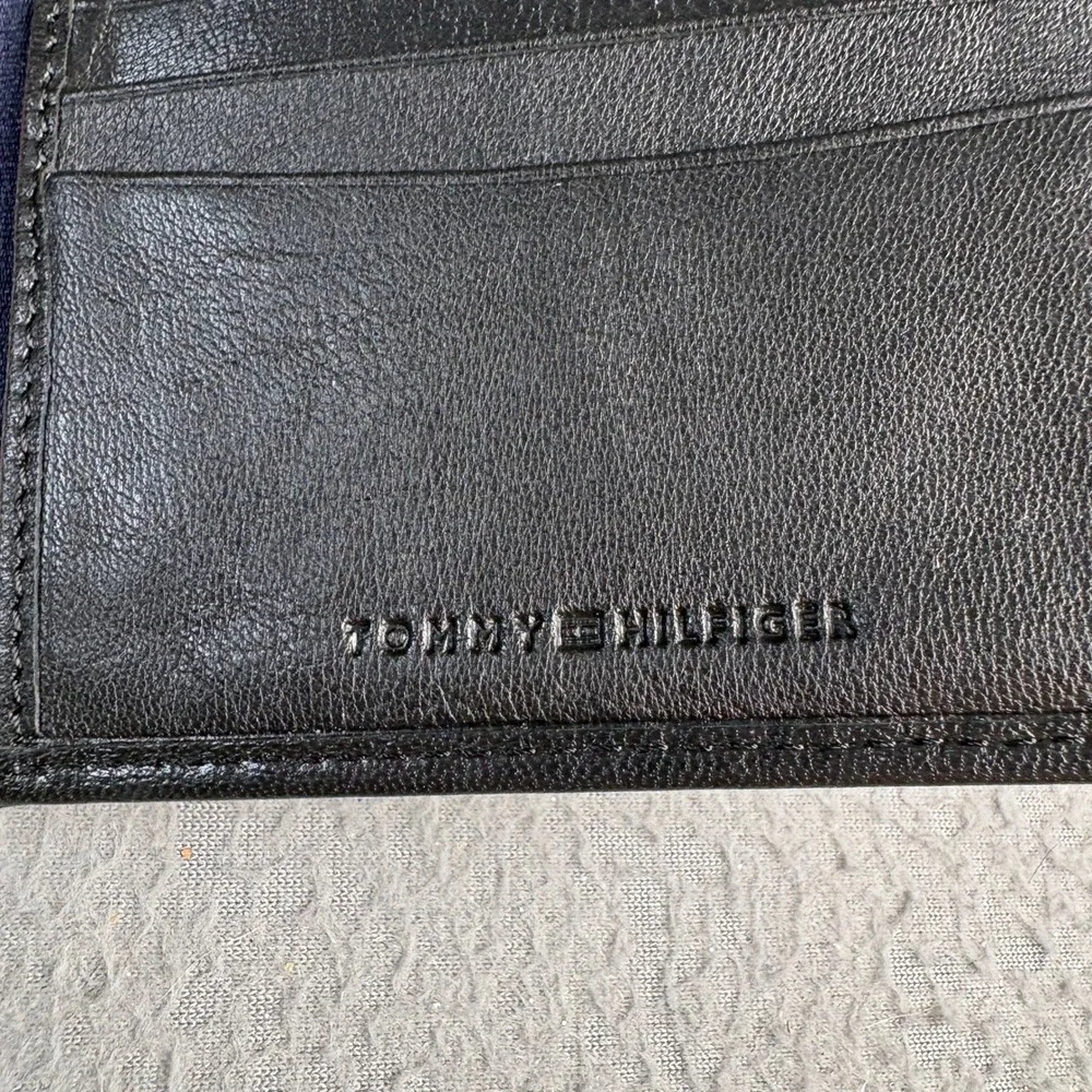 Tommy Hilfiger Mens Black Leather Bifold Wallet Stripe Ribbon ID Window